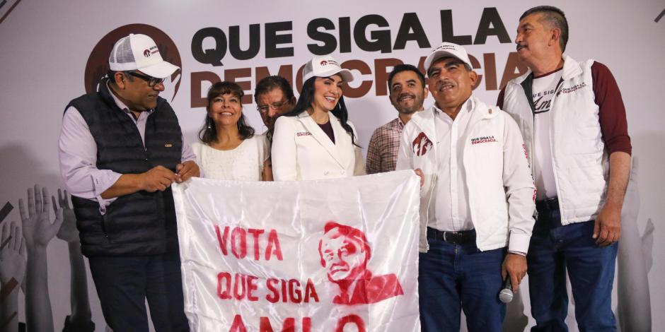 Integrantes de Que Siga la Democracia, que encabeza Gabriela Jiménez, en conferencia en 2022.