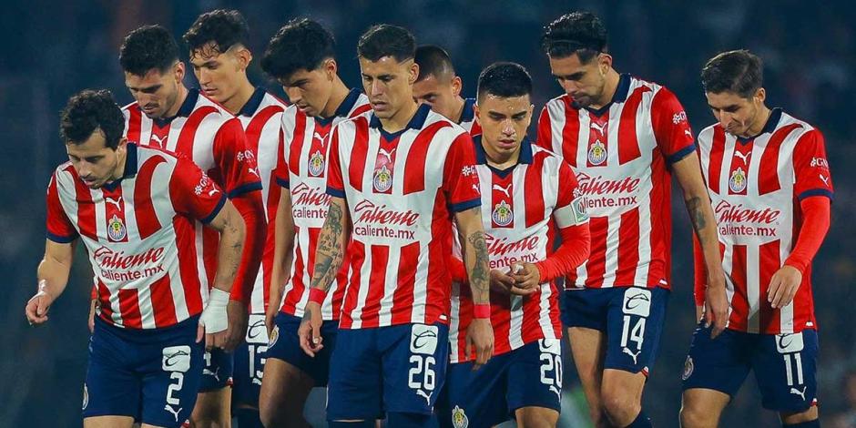 Futbolistas de Chivas después de su eliminación en los cuartos de final del Apertura 2023 frente a Pumas.