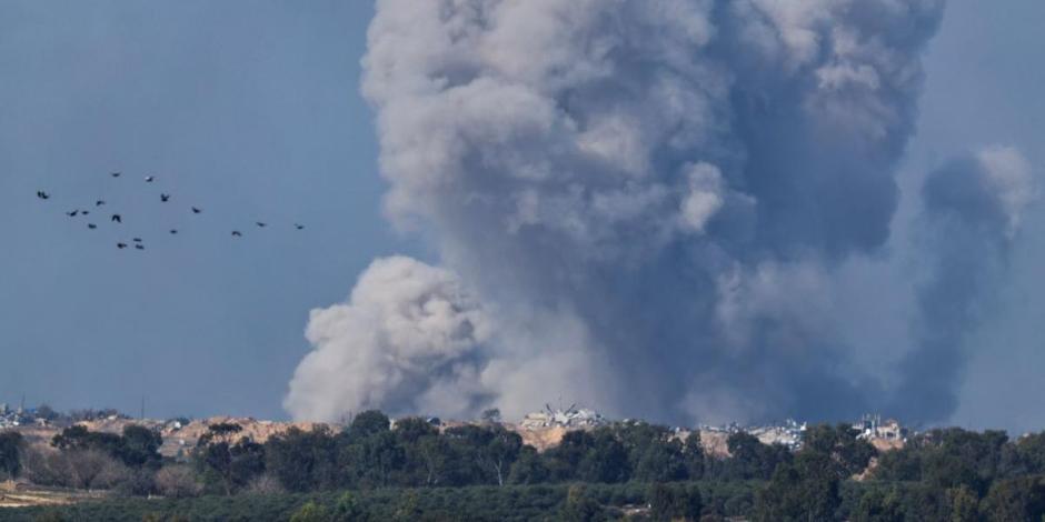 El humo se eleva en la Franja de Gaza, en medio del conflicto en curso entre Israel y el grupo islamista palestino Hamás, visto desde el sur de Israel.