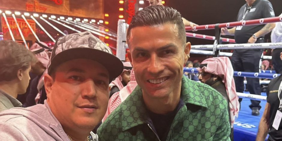 Eddy Reynoso se tomó la foto del recuerdo con Cristiano Ronaldo en un evento de box en Arabia Saudita.