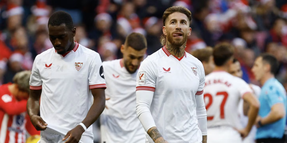 Sergio Ramos se lamenta después de la derrota del Sevilla contra el Atlético de Madrid.