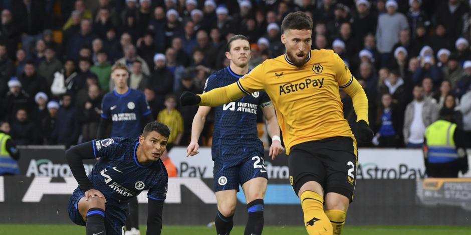 Matt Doherty del Wolverhampton anota el segundo gol de su equipo en el encuentro ante el Chelsea en la Liga Premier en el Molineux