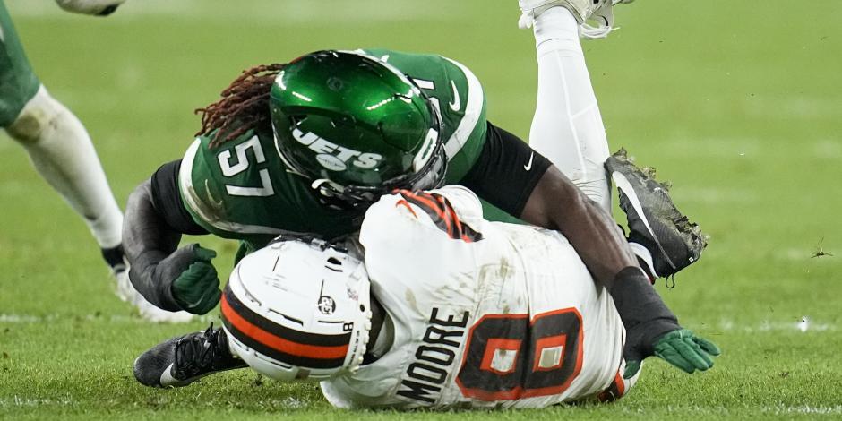 El wide receiver Elijah Moore, de los Cleveland Browns, resultó lesionado en una jugada en contra de los Jets. Moore pasó la noche en un hospital tras la lesión en esta jugada.
