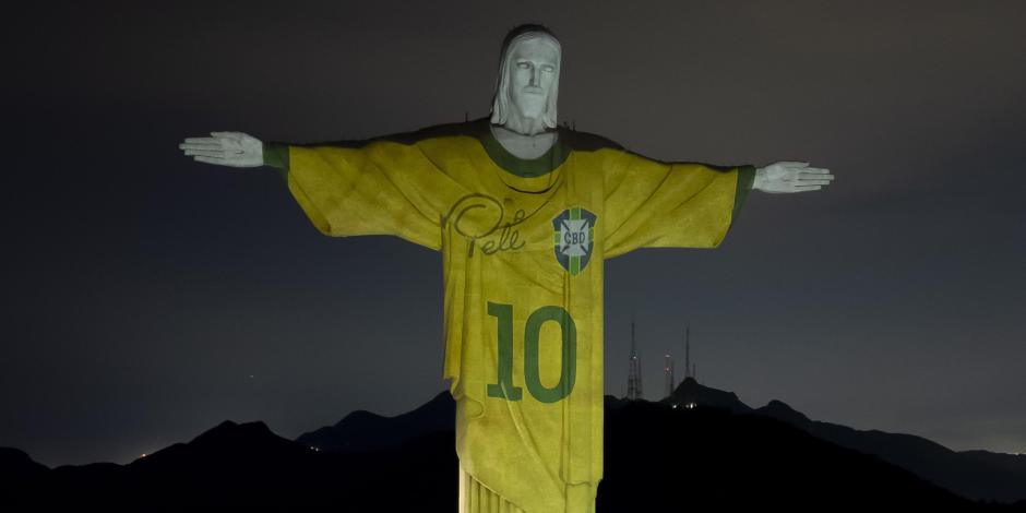 La estatua del Cristo Redentor fue iluminada con una imagen de la camiseta brasileña de Pelé, en homenaje al mítico exgoleador.