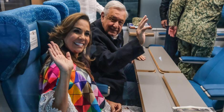 La gobernadora de Quintana Roo Mara Lezama viaja en el Tren Maya junto con el presidente López Obrador.