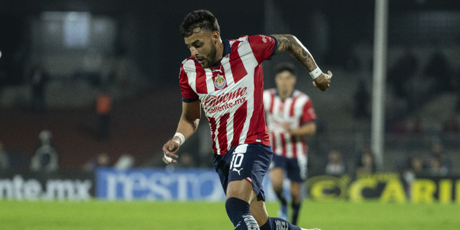 Alexis Vega conduce el balón durante un partido de Chivas en la Liga MX.