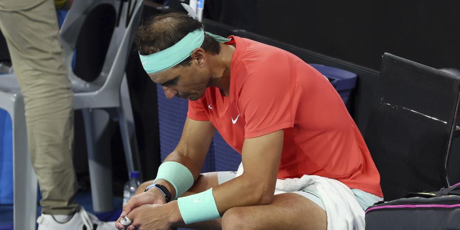 El español Rafael Nadal luce preocupado entre juegos en su partido de cuartos de final frente a  Jordan Thompson, de Australia, durante el torneo de tenis Brisbane