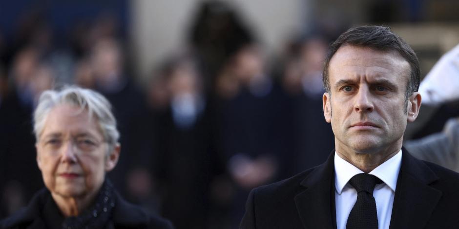 La primera ministra junto al presidente Macron, en un acto el pasado 5 de enero.
