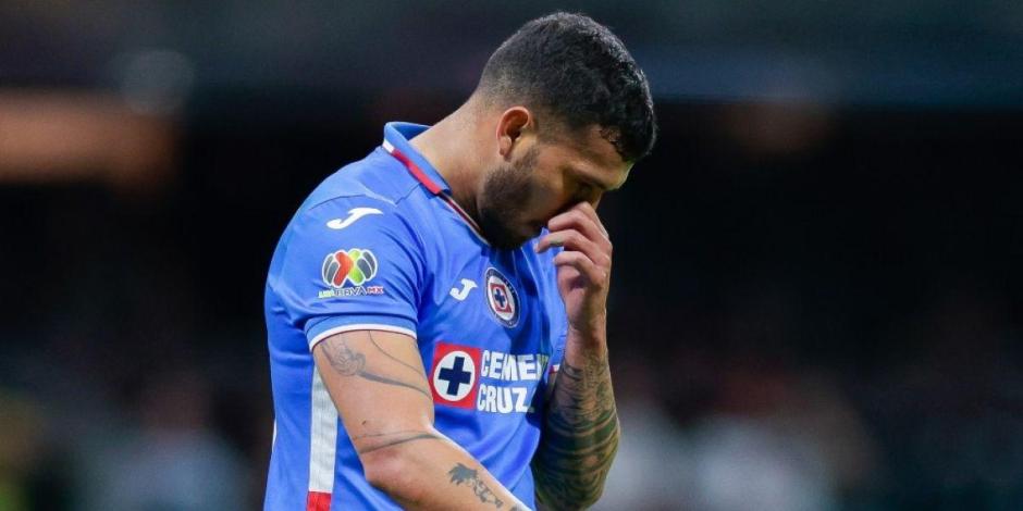 Juan Escobar se lamenta durante un partido de Cruz Azul en la Liga MX.