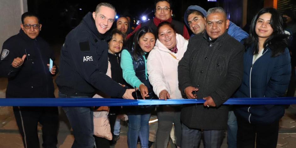 El alcalde Adrián Rubalcava junto a vecinos celebra la inauguración de la calle Puerto las Cruces.