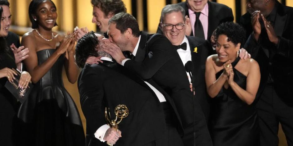 Matty Matheson y Ebon Moss-Bachrach  se besaron en los Emmy para celebrar que ganaron mejor serie de comedia con The Bear