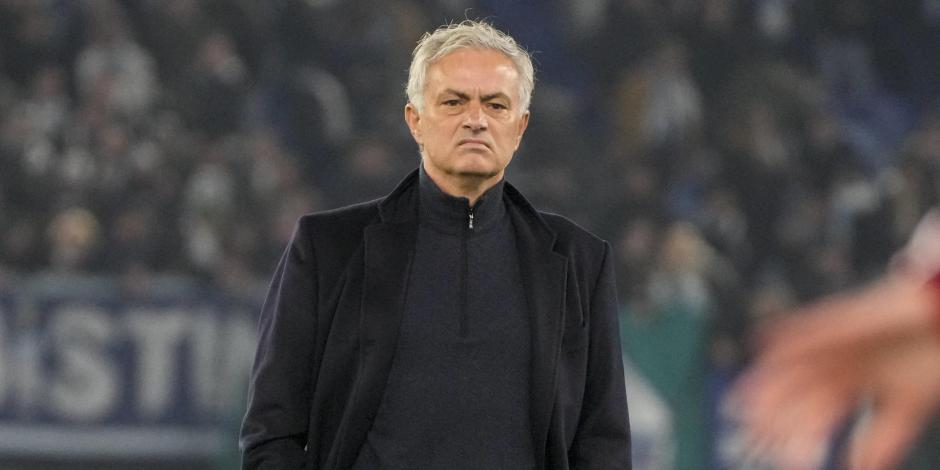 El entrenador de la Roma, José Mourinho, en el césped durante el calentamiento previo al partido de cuartos de final de la Copa de Italia frente a Lazio, en el Estadio Olímpico de Roma