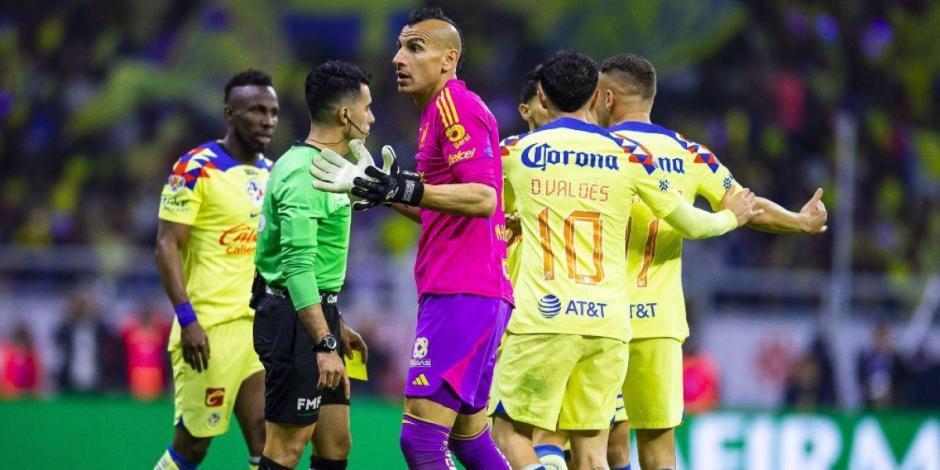 Nahuel Guzmán reclama una acción en la final de vuelta del Apertura 2023 de la Liga MX entre América y Tigres.