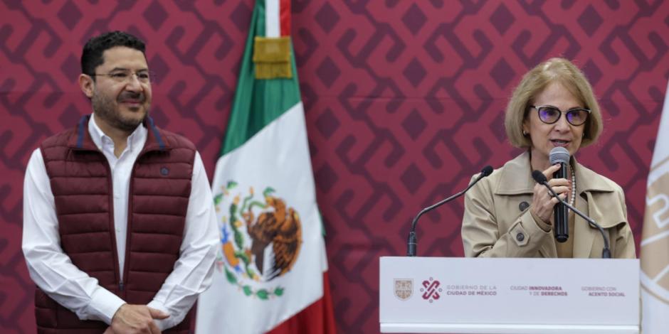 El Jefe de Gobierno, Martí Batres y la secretaria de Educación local, Ofelia Angulo Guerrero, en conferencia de prensa.