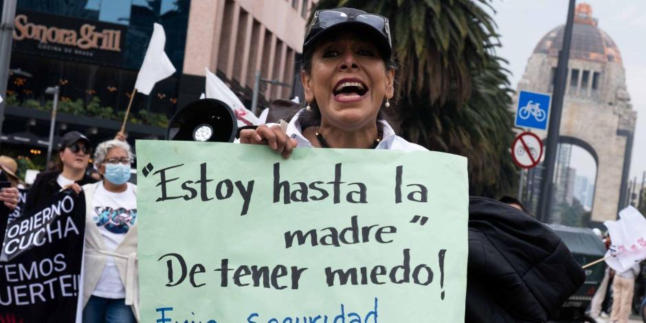 Decenas de personas marcharon del Monumento a la Revolución al Zócalo capitalino para exigir justicia ante la inseguridad y la búsqueda de personas desaparecidas el pasado 21 de enero de 2024.