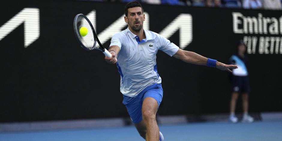 Novak Djokovic devuelve ante Taylor Fritz en el partido por los cuartos de final del Abierto de Australia 2024