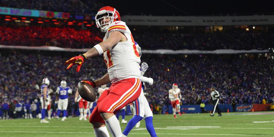 Travis Kelce celebra un touchdown de los Kansas City Chiefs en la ronda divisional de los playoffs de la NFL. Los de Misuri son los actuales campeones de la liga.
