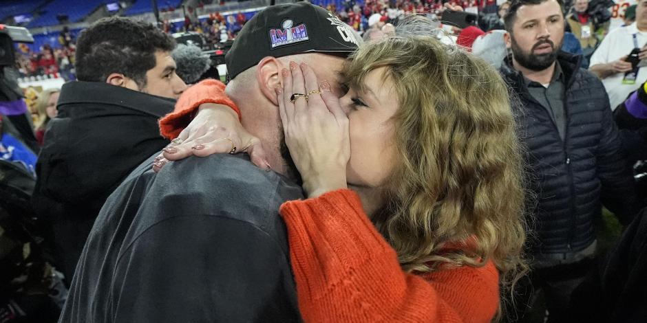 Taylor Swift besa a Travis Kelce, el ala cerrada de los Kansas City Chiefs, tras el juego por el campeonato de la Conferencia Americana de la NFL