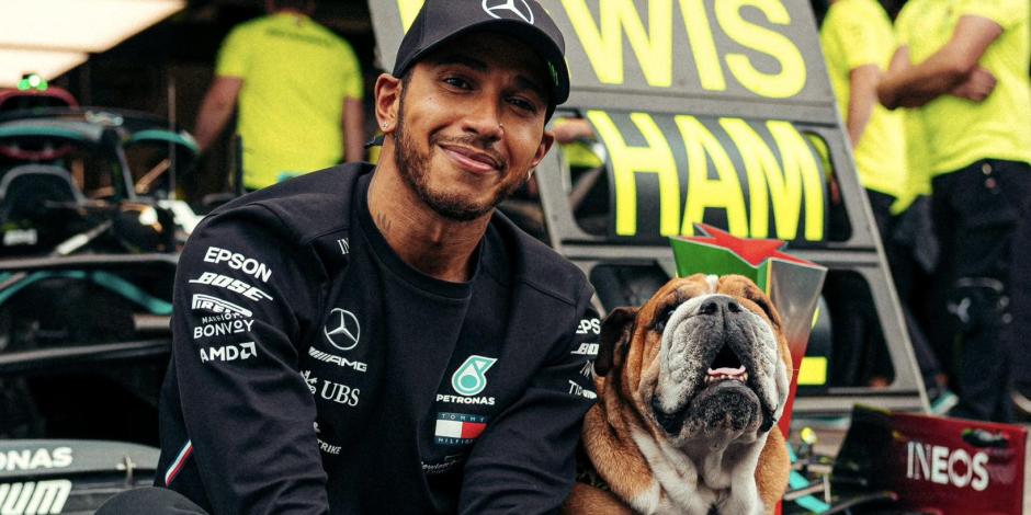 Hamilton, en el último GP de la campaña 2022 a lado de su mascota.