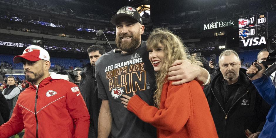El tight end de los Chiefs de Kansas City Travis Kelce camina con Taylor Swift tras el campeonato de la AFC ante los Ravens de Baltimore.