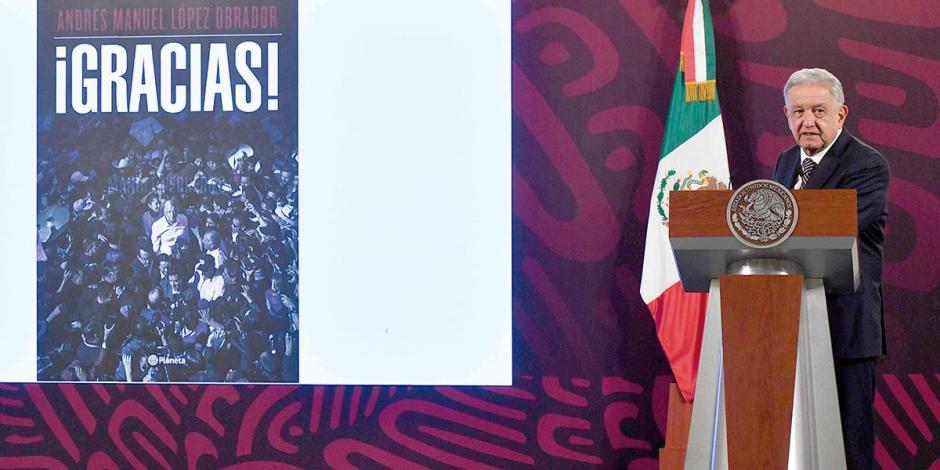 El presidente presentó la portada de su nuevo libro en la conferencia de Palacio Nacional, ayer.