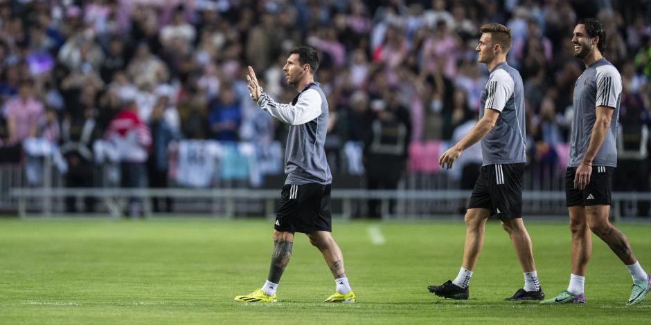 Lionel Messi del Inter Miami, izquierda, hace gestos a la multitud durante un entrenamiento para un partido amistoso entre el equipo de Hong Kong y el Inter Miami