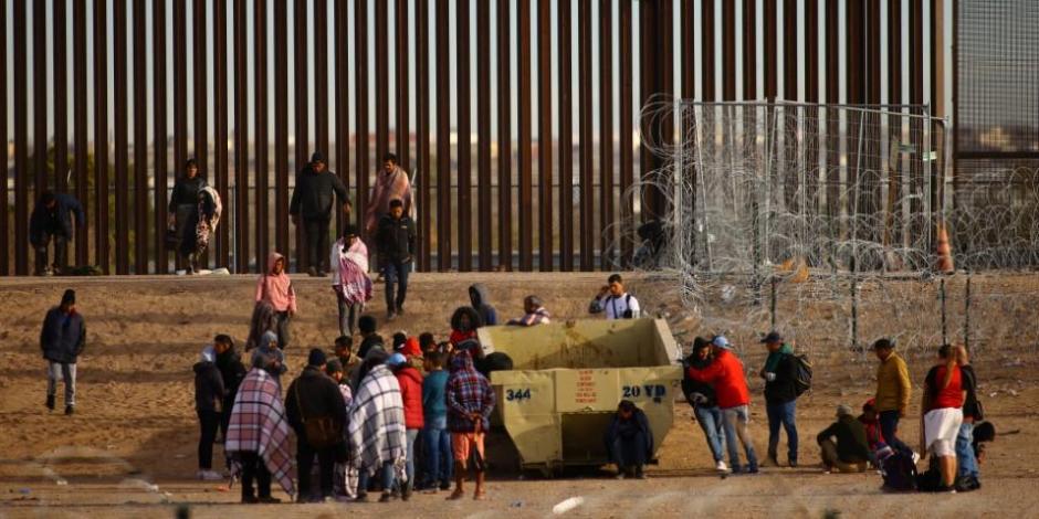 Migrantes en la frontera entre México y Estados Unidos.