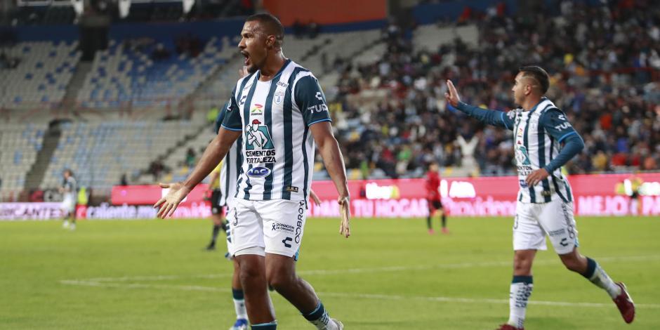 Salomón Rondón, del Pachuca, celebra su gol ante los Xolos de Tijuana en el CL2024 de la Liga MX
