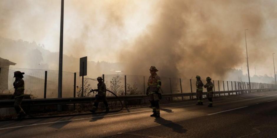 Bomberos atienden incendio en Viña del Mar, Chile.