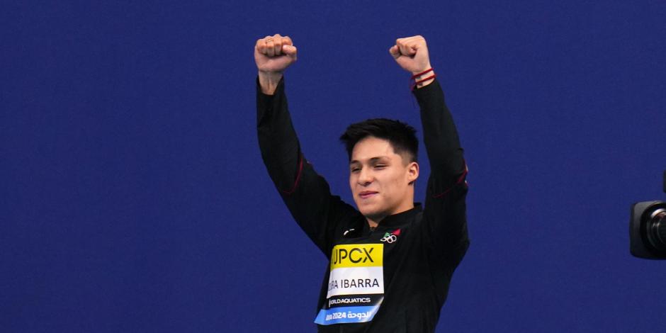 El mexicano Osmar Olvera Ibarra celebra ganar la medalla de oro tras en la prueba de trampolín de 1 metro en el Campeonato Mundial de Natación de Doha