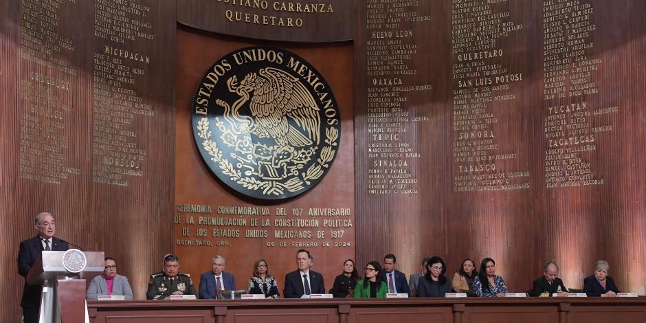El ministro Pérez Dayán (podio) en el Teatro de la República en Querétaro, ayer frente a representantes de los otros Poderes, el gobernador Kuri y miembros del gabinete federal.