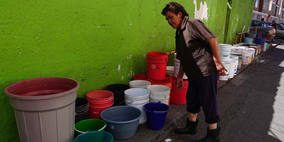 Autoridades de Azcapotzalco enviaron pipas de agua potable a vecinos de la colonia Santa Inés, tras el bloqueo en Avenida 16 de septiembre  para exigir el suministro del agua.
