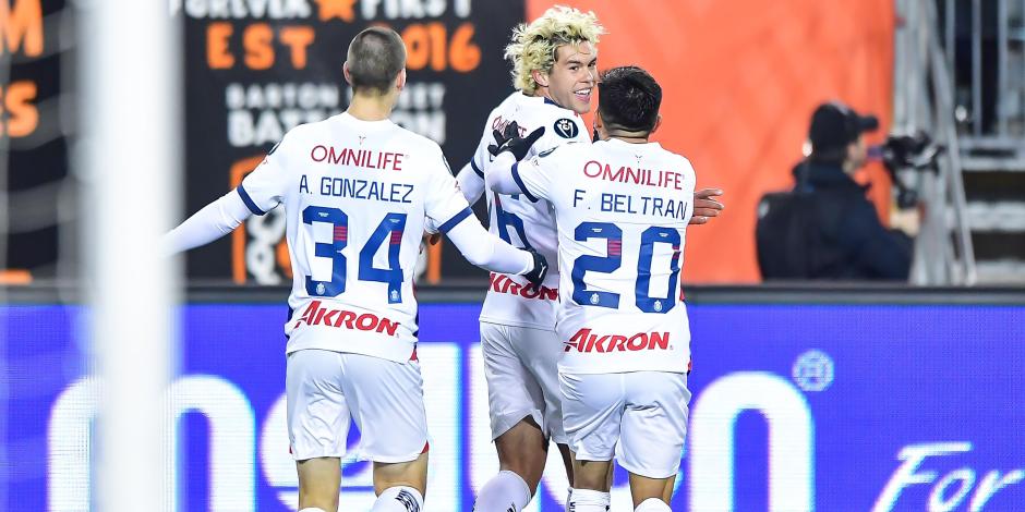 Cade Cowell festeja con sus compañeros de Chivas uno de sus dos goles contra el Forge FC en la primera ronda de la Concachampions.