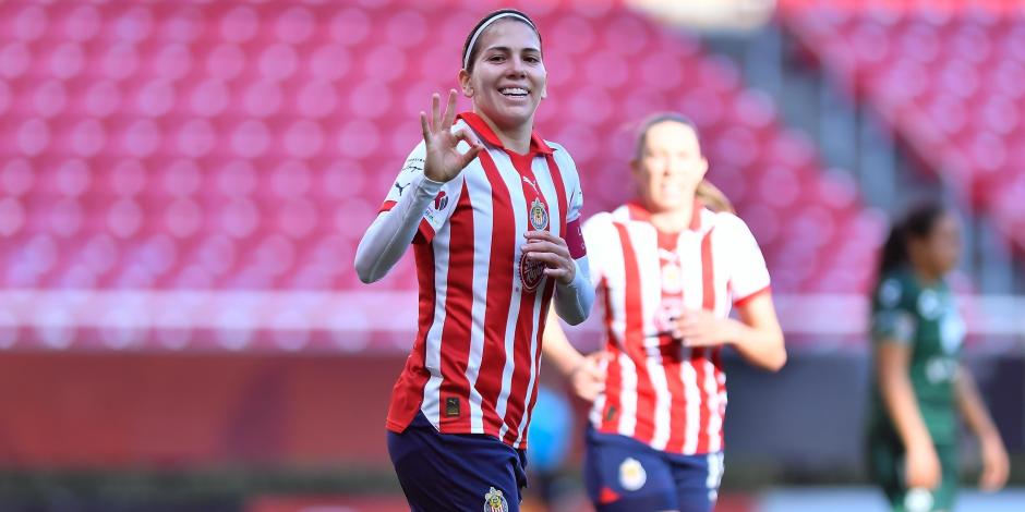 Alicia Cervantes celebra uno de los seis goles que marcó en la victoria de Chivas sobre Santos en la Liga MX Femenil.