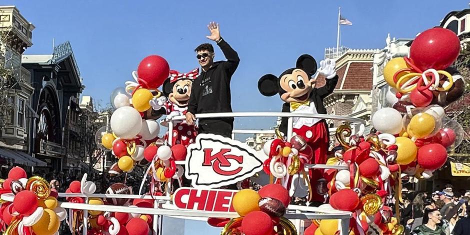 El MVP del Super Bowl LVIII, el mariscal de campo de los Kansas City Chiefs, Patrick Mahomes, saluda a los fanáticos Disneyland