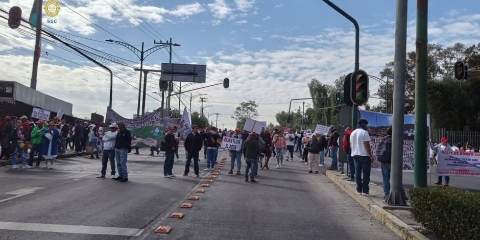 Manifestantes bloquean Insurgentes y se manifiestan al exterior de oficinas de Conagua.