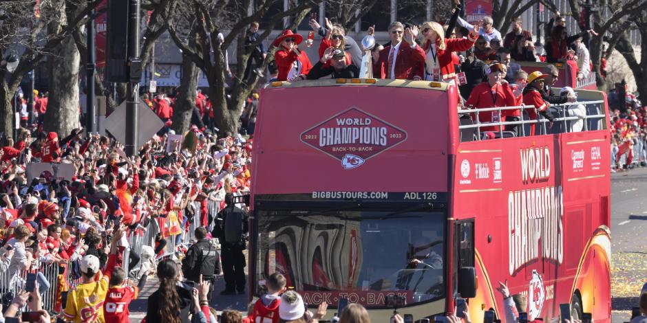 Los jugadores de los Chiefs festejaron con sus aficionados en Kansas City el título del Super Bowl LVIII de la NFL conseguido el pasado 11 de febrero.