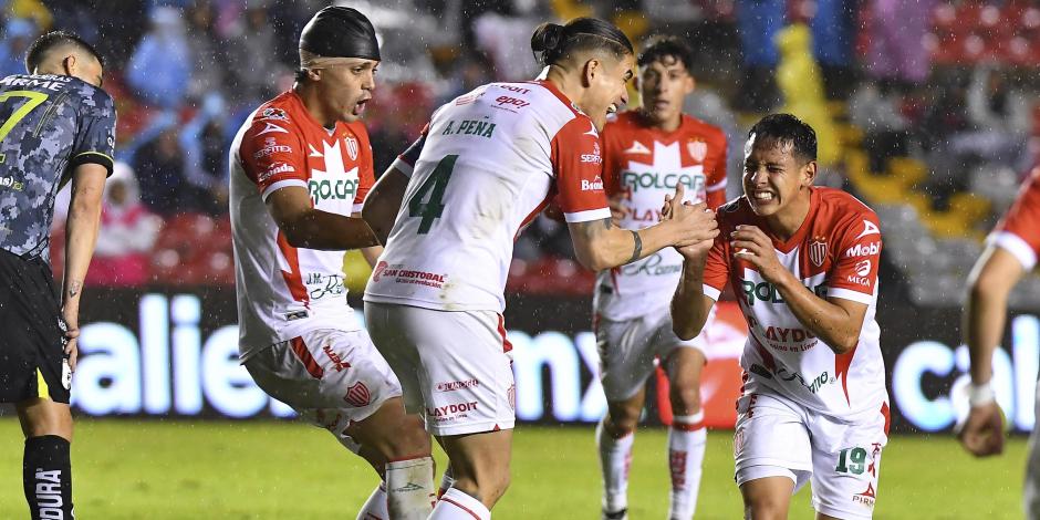 Agustín Oliveros jugó los últimos minutos del partido de la Fecha 7 de la Liga MX entre Querétaro y Necaxa con un gorro y una playera sin número.