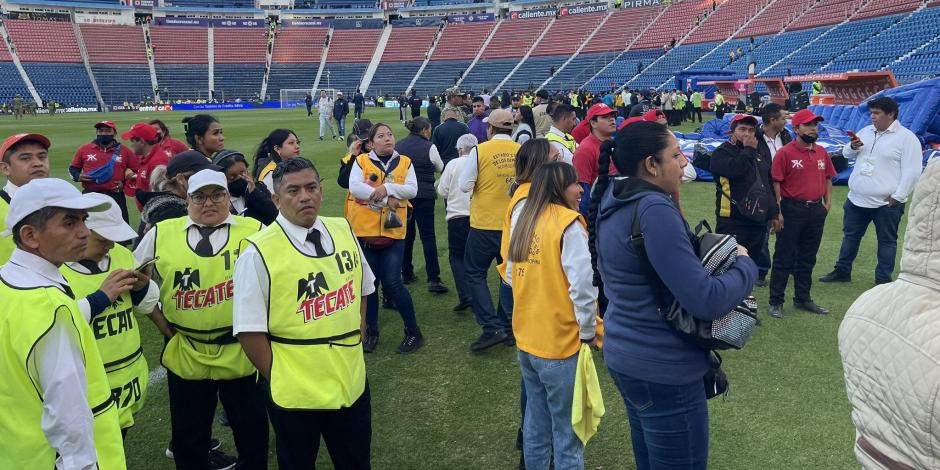 Personal del Estadio Ciudad de los Deportes bajó a la cancha para resguardarse durante el sismo de este sábado 17 de febrero.