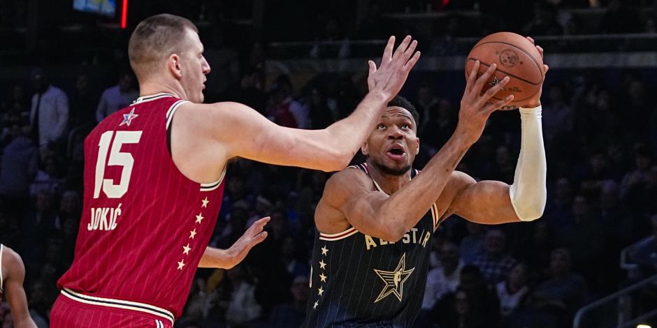 El alero de los Bucks, Giannis Antetokounmpo (34), busca disparar sobre el pívot de los Nuggets, Nikola Jokic (15), durante el All-Star de la NBA 2024