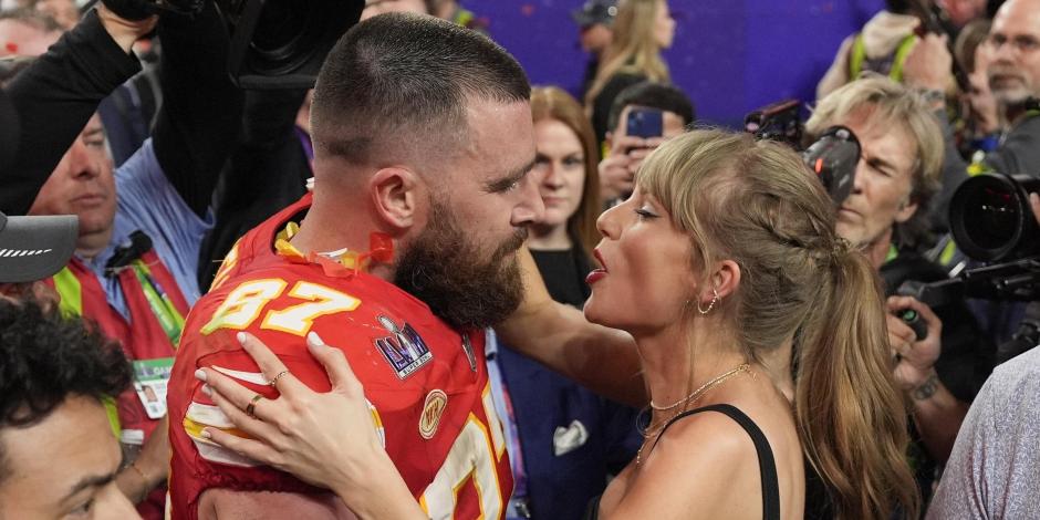 El tight end de los Chiefs de Kansas City, Travis Kelce (87), habla con Taylor Swift después del Super Bowl 58 de la NFL