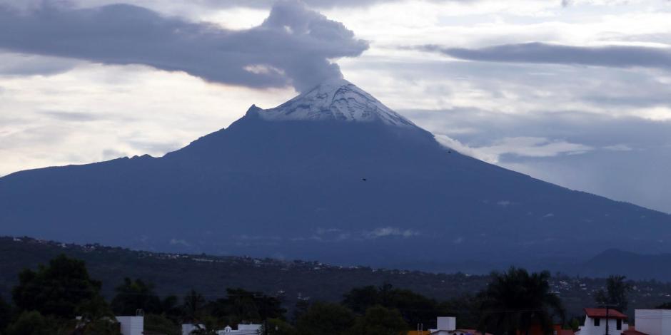 Aerolíneas suspenden operaciones por actividad del Popocatépetl.