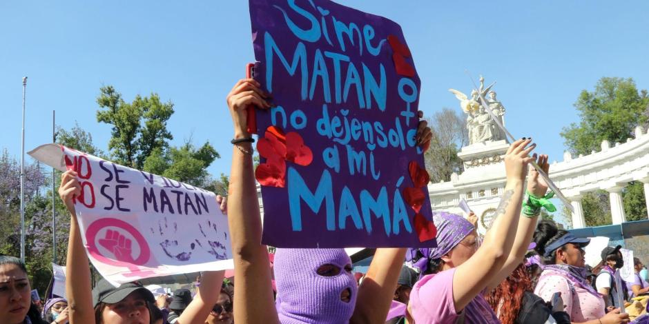 Miles de mujeres marcharon del Angel de la Independencia al Zócalo, en su mayoría jóvenes demandaron alto a la violencia y a los feminicidios.
