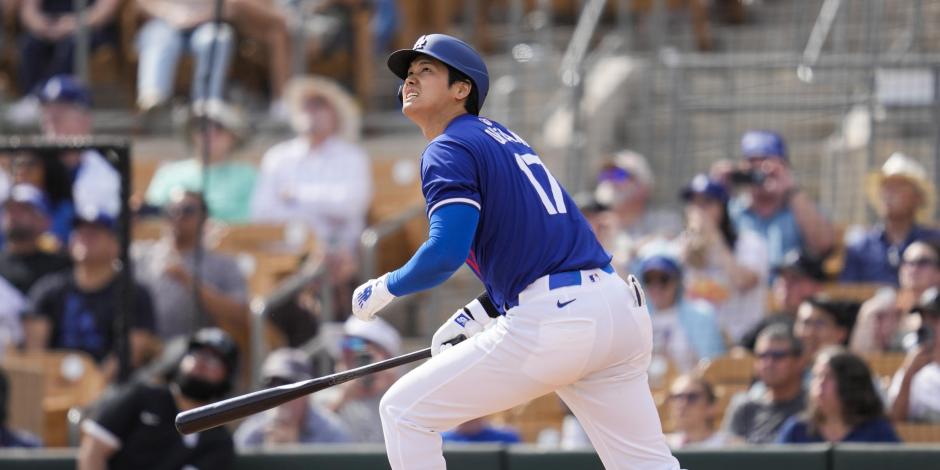 El bateador designado de Los Ángeles Dodgers, Shohei Ohtani, reacciona tras conectar un jonrón en un juego de pretemporada ante los Chicago White Sox
