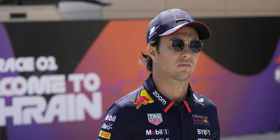 El piloto de Red Bull Sergio Pérez antes de la primera sesión de práctica del Gran Premio de Bahréin de Fórmula 1
