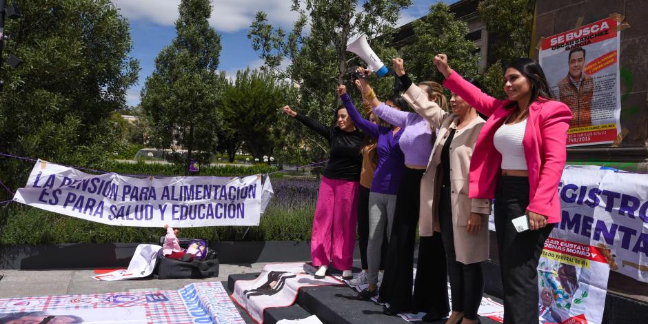 Diana Luz Vázquez y activistas protestaron en Toluca contra deudores alimentarios, en octubre pasado.