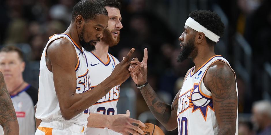 Jugadores de los Suns celebran una grandiosa jugada en su último partido de la temporada de la NBA.