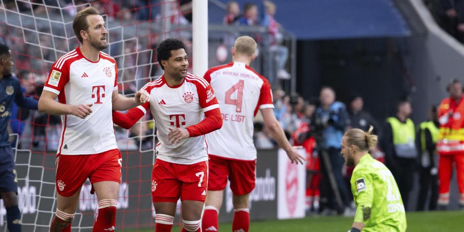 Harry Kane del Bayern Munich celebra el séptimo gol de su equipo de Serge Gnabry, en el encuentro ante el Mainz en la Bundesliga