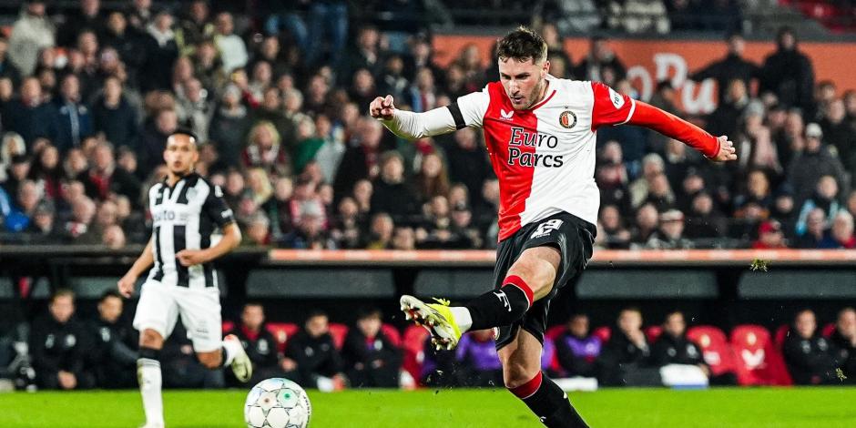 Santiago Giménez celebra su gol con el Feyenoord ante el Heracles Almelo en la Jornada 25 de la liga de Países Bajos