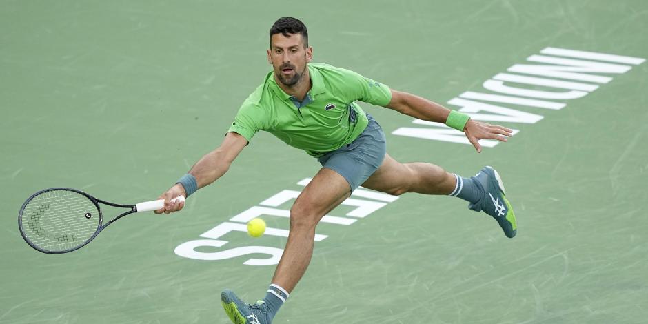 Novak Djokovic devuelve un tiro contra Luca Nardi en el torneo Indian Wells